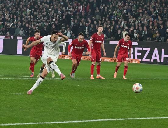 08.11.2025, xophax, Fussball 1.Bundesliga, Borussia Moenchengladbach - 1.FC Köln Haris Tabakovic ( Bour. Mönchengladbach ) verschiesst Elfmeter . Kölner Torwart Marvin Schwäbe , nicht im Bild hält. (DFL DFB REGULATIONS PROHIBIT ANY USE OF PHOTOGRAPHS as IMAGE SEQUENCES and or QUASI-VIDEO) Moenchengladbach