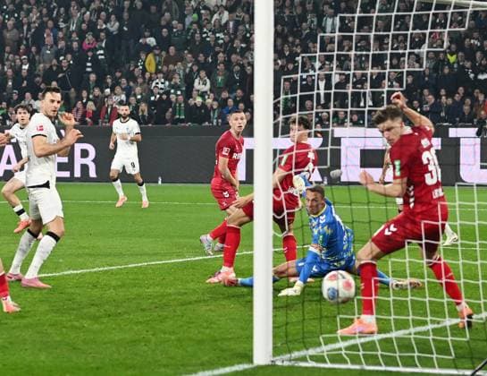 08.11.2025, xophax, Fussball 1.Bundesliga, Borussia Moenchengladbach - 1.FC Köln 1- 0 für Bour. Mönchengladbach. Torschütze hinten links Philipp Sander , Haris Tabakovic ( Bour. Mönchengladbach ) , Kristoffer Lund Eric Martel , Torwart Marvin Schwäbe und Marius Bülter , rechts auf der Linie ( alle 1.FC Köln ) (DFL DFB REGULATIONS PROHIBIT ANY USE OF PHOTOGRAPHS as IMAGE SEQUENCES and or QUASI-VIDEO) Moenchengladbach