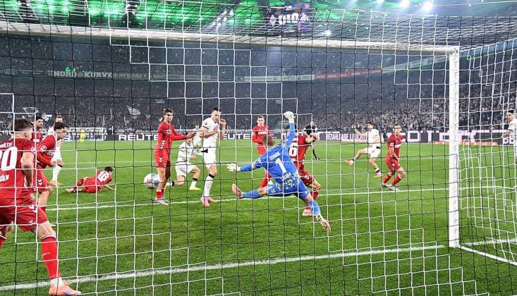 08.11.2025, xhbx, Fussball 1.Bundesliga, Borussia Moenchengladbach - 1.FC Köln v.l. Goal scored, Tor zum 1:0 durch Philipp Sander (Borussia Mönchengladbach) (DFL DFB REGULATIONS PROHIBIT ANY USE OF PHOTOGRAPHS as IMAGE SEQUENCES and or QUASI-VIDEO) Moenchengladbach
