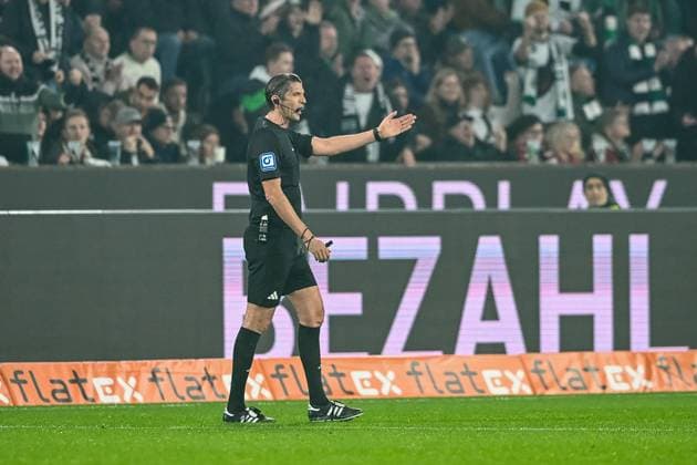 08.11.2025, Fussball: 1. Bundesliga, Saison 2025 2026, 10. Spieltag, Borussia Moenchengladbach - 1. FC Koeln im Borussia-Park in Moenchengladbach. Schiedsrichter Deniz Aytekin entscheidet nach Ueberpruefung auf Elfmeter. Wichtiger Hinweis: Gemaess den Vorgaben der DFL Deutsche Fussball Liga bzw. des DFB Deutscher Fussball-Bund ist es untersagt, in dem Stadion und oder vom Spiel angefertigte Fotoaufnahmen in Form von Sequenzbildern und oder videoaehnlichen Fotostrecken zu verwerten bzw. verwerten zu lassen. Foto: Kirchner-Media Thomas Haesler Copyright: xKirchner-Media ThomasxHaeslerx
