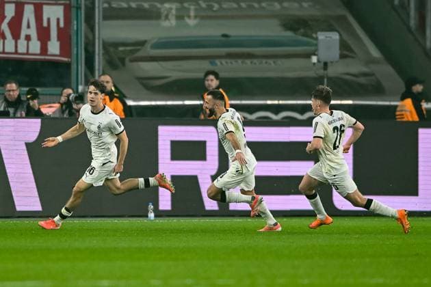 08.11.2025, Fussball: 1. Bundesliga, Saison 2025 2026, 10. Spieltag, Borussia Moenchengladbach - 1. FC Koeln im Borussia-Park in Moenchengladbach. Philipp Sander (Borussia Moenchengladbach, 16), Franck Honorat (Borussia Moenchengladbach, 09) und Lukas Ullrich (Borussia Moenchengladbach, 26) bejubeln das Tor zum 1:0. Wichtiger Hinweis: Gemaess den Vorgaben der DFL Deutsche Fussball Liga bzw. des DFB Deutscher Fussball-Bund ist es untersagt, in dem Stadion und oder vom Spiel angefertigte Fotoaufnahmen in Form von Sequenzbildern und oder videoaehnlichen Fotostrecken zu verwerten bzw. verwerten zu lassen. Foto: Kirchner-Media Thomas Haesler Copyright: xKirchner-Media ThomasxHaeslerx