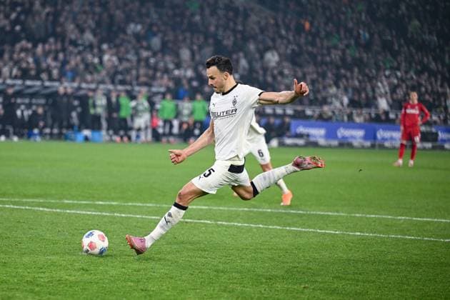 08.11.2025, Fussball, 1. Bundesliga, 11. Spieltag Saison 2025 2026, Borussia Mönchengladbach - 1. FC Köln, Haris TabakoviÄ‡ (Borussia Mönchengladbach) schießt den Elfmeter und verschießt, xRHR-FOTO TKx Copyright: RHR-FOTOx RHR-FOTO TK