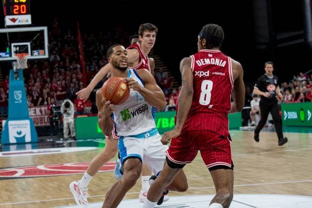 Bamberg, Deutschland 08. November 2025: 1.BBL - 2025 2026 - BMA365 Bamberg Baskets vs. Skyliners Frankfurt Im Bild: v. li Jaedon Le Dee (Frankfurt) gegen Demarcus Demonia (Bamberg) Brose Arena Bayern Copyright: xFotostandx xSchmittx