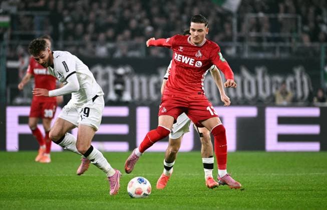Fussball, Bundesliga, Deutschland, Herren, Saison 2025 2026, 10. Spieltag, Borussia Park Mönchengladbach, Bor. Mönchengladbach - 1. FC Köln; Said El Mala (KOE), Joe Scally (BMG). Aktion