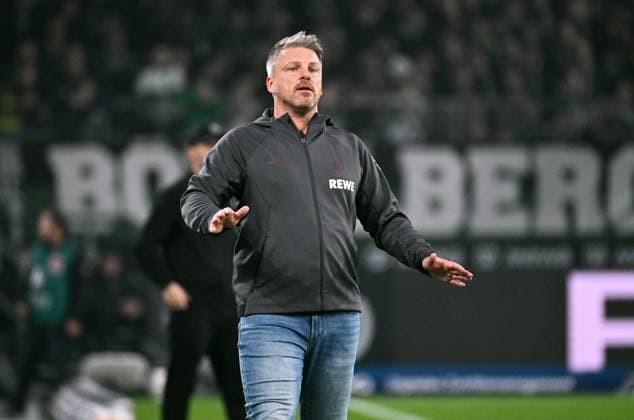 Fussball, Bundesliga, Deutschland, Herren, Saison 2025 2026, 10. Spieltag, Borussia Park Mönchengladbach, Bor. Mönchengladbach - 1. FC Köln; Cheftrainer Lukas Kwasniok (KOE). Aktion, Einzelbild.
