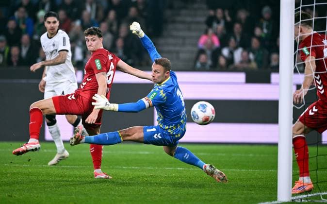 Fussball, Bundesliga, Deutschland, Herren, Saison 2025 2026, 10. Spieltag, Borussia Park Mönchengladbach, Bor. Mönchengladbach - 1. FC Köln; Philipp Sander (BMG) erzielt das Tor zum 1:0 gegen Marvin Schwäbe (KOE), Eric Martel (KOE). Aktion