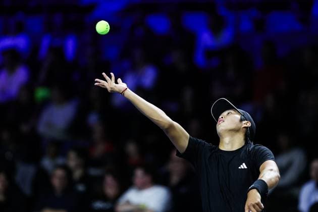 Moselle Open : tournoi de tennis, à Metz PHOTOPQR LE REPUBLICAIN LORRAIN Hugo AZMANI ; Metz ; 08 11 2025 ; Moselle Open : 22e édition du tournoi de tennis, aux Arènes, à Metz; Learner Tien (USA) remporte le tournoi, lors de son match en Finale contre Cameron Norrie Metz Moselle Lorraine France  Copyright: xPHOTOPQR LExREPUBLICAINxLORRAIN xHugoxAZMANIx 20251108RBL6417 20251108RBL6417