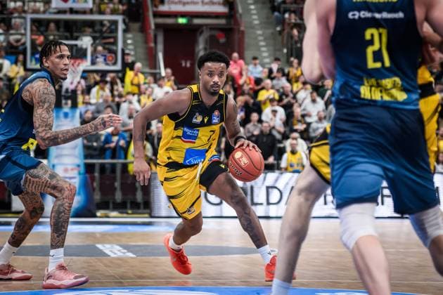 Elijah Hughes (MHP RIESEN Ludwigsburg, 07) zieht vorbei an Michale Kyser (EWE Baskets Oldenburg, 12), li. GER, MHP Riesen Ludwigsburg - EWE Baskets Oldenburg, easycredit BBL, Basketball, Bundesliga, 7. Spieltag, Spielzeit 2025 2026, 08.11.2025 GER, MHP Riesen Ludwigsburg - EWE Baskets Oldenburg, easycredit BBL, Basketball, Bundesliga, 7. Spieltag, Spielzeit 2025 2026, 08.11.2025 Ludwigsburg Copyright: xSandyxDinkelackerx EP_SDR