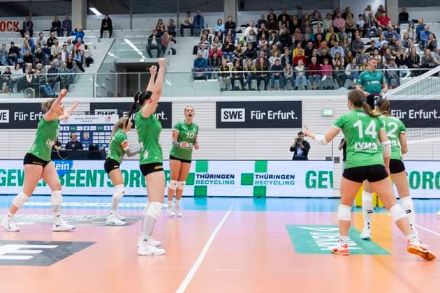 DVV-Pokal Achtelfinale Frauen: Schwarz-Weiss Erfurt vs. Schwarz-Weiss Erfurt vs. USC Münster; Erfurt; 08.11.2025 Jubel, Amelie Strothoff ( 10; USC Münster) (Bildmitte) mit Mannschaft DVV-Pokal Achtelfinale Frauen: Schwarz-Weiss Erfurt vs. Schwarz-Weiss Erfurt vs. USC Münster; Riethsporthalle Erfurt; 08.11.2025 Copyright: xBEAUTIFULxSPORTS Duehringx