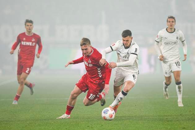 Mönchengladbach, Deutschland, 08.11.25: Isak Johannesson (1. FC Köln) und Yannik Engelhardt (Borussia Mönchengladbach) im Kampf um den Ball waehrend des Spiels der Bundesliga zwischen Borussia Mönchengladbach vs 1. FC Köln im Stadion im Borussia Park Mönchengladbach Stadion im Borussia Park North Rhine-Westphalia Germany Copyright: xBrauer-Fotoagenturx xAdrianxSchlx