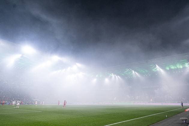 08.11.2025, Fussball, 1. Bundesliga, 11. Spieltag Saison 2025 2026, Borussia Mönchengladbach - 1. FC Köln, Rauch im Stadion. Das Spiel ist unterbrochen, xRHR-FOTO TKx Copyright: RHR-FOTOx RHR-FOTO TK