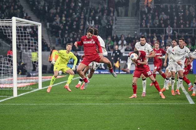 08.11.2025, Fussball, 1. Bundesliga, 11. Spieltag Saison 2025 2026, Borussia Mönchengladbach - 1. FC Köln, Kopfballchance Marius Bülter (1. FC Köln) xRHR-FOTO TKx Copyright: RHR-FOTOx RHR-FOTO TK