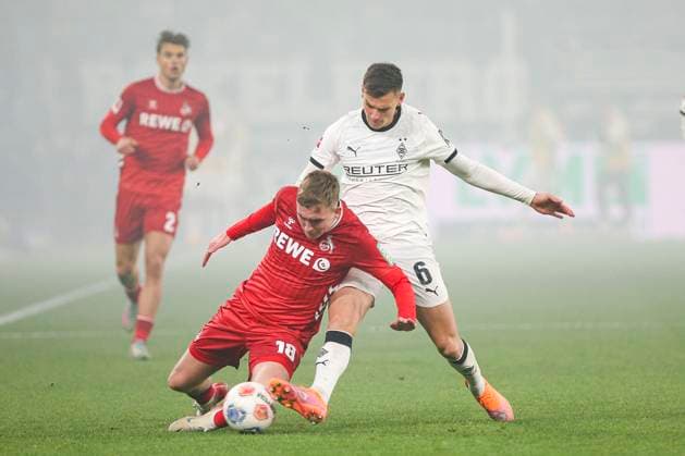 Mönchengladbach, Deutschland, 08.11.25: Isak Johannesson (1. FC Köln) und Yannik Engelhardt (Borussia Mönchengladbach) im Kampf um den Ball waehrend des Spiels der Bundesliga zwischen Borussia Mönchengladbach vs 1. FC Köln im Stadion im Borussia Park Mönchengladbach Stadion im Borussia Park North Rhine-Westphalia Germany Copyright: xBrauer-Fotoagenturx xAdrianxSchlx
