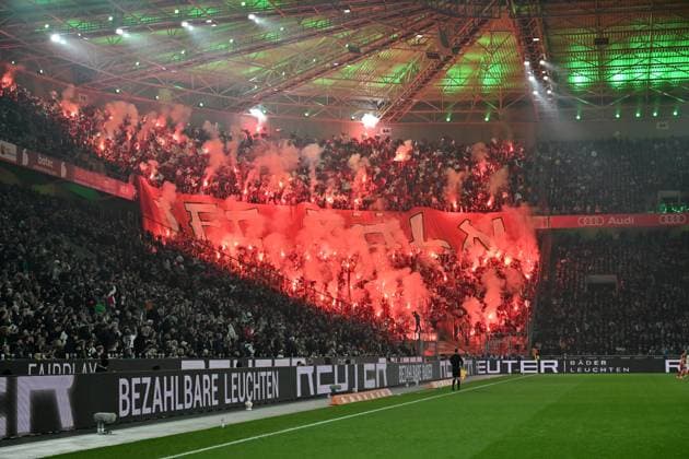 Viel Pyrotechnik im Kölner Fanblock sorgte zwischenzeitlich für eine Spielunterbrechung 08.11.2025, Fussball 1. Bundesliga, Saison 2025 2026, 10. Spieltag, Borussia Mönchengladbach - 1. FC Köln DFL regulations prohibit any use of photographs as image sequences and or quasi-video Moenchengladbach Borussia Park Nordrhein Westfalen Deutschland