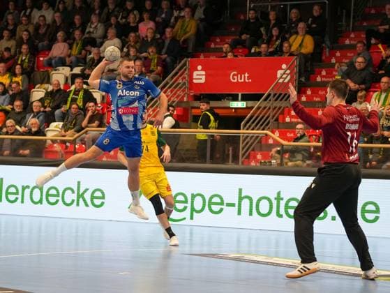 Florian Eisentraeger (TV Grosswallstadt, 08) beim Sprungwurf gegen Pascal Bochmann (VfL Eintracht Hagen, 16) VfL Eintracht Hagen vs. TV Grosswallstadt, Handball, 2. Bundesliga, 10. Spieltag, Saison 2025 2026, 08.11.2025 VfL Eintracht Hagen vs. TV Grosswallstadt, Handball, 2. Bundesliga, 10. Spieltag, Saison 2025 2026, 08.11.2025 Hagen Copyright: xEibner-Pressefoto DamianxKruczynx EP_DKI