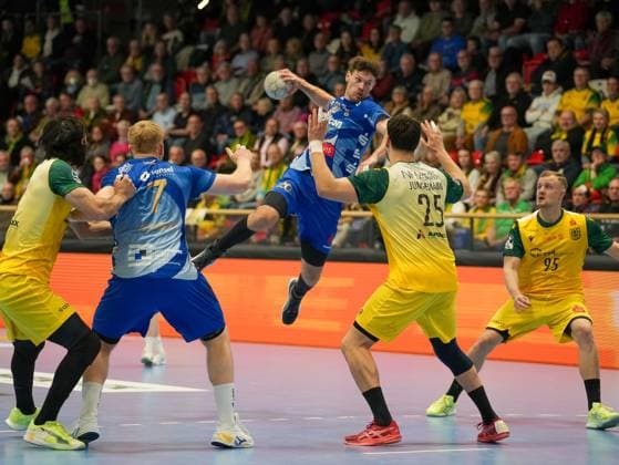 Finn Wullenweber (TV Grosswallstadt, 20) beim Sprungwurf. Philip Jungemann (VfL Eintracht Hagen, 25) versucht zu blocken VfL Eintracht Hagen vs. TV Grosswallstadt, Handball, 2. Bundesliga, 10. Spieltag, Saison 2025 2026, 08.11.2025 VfL Eintracht Hagen vs. TV Grosswallstadt, Handball, 2. Bundesliga, 10. Spieltag, Saison 2025 2026, 08.11.2025 Hagen Copyright: xEibner-Pressefoto DamianxKruczynx EP_DKI