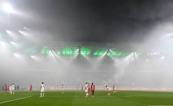 08.11.2025, xhbx, Fussball 1.Bundesliga, Borussia Moenchengladbach - 1.FC Köln v.l. Spielfeld im Rauch durch Bengalos (DFL DFB REGULATIONS PROHIBIT ANY USE OF PHOTOGRAPHS as IMAGE SEQUENCES and or QUASI-VIDEO) Moenchengladbach
