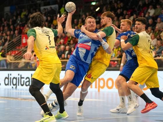 Mario Stark (TV Grosswallstadt, 27) beim Angriff auf das Tor. Josip Jukic (VfL Eintracht Hagen, 74) blockt VfL Eintracht Hagen vs. TV Grosswallstadt, Handball, 2. Bundesliga, 10. Spieltag, Saison 2025 2026, 08.11.2025 VfL Eintracht Hagen vs. TV Grosswallstadt, Handball, 2. Bundesliga, 10. Spieltag, Saison 2025 2026, 08.11.2025 Hagen Copyright: xEibner-Pressefoto DamianxKruczynx EP_DKI