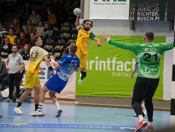 Pouya Norouzi (VfL Eintracht Hagen, 07) beim Sprungwurf auf das Tor. Pierre Busch (VfL Eintracht Hagen, 83) wird von Mario Stark (TV Grosswallstadt, 27) gezogen VfL Eintracht Hagen vs. TV Grosswallstadt, Handball, 2. Bundesliga, 10. Spieltag, Saison 2025 2026, 08.11.2025 VfL Eintracht Hagen vs. TV Grosswallstadt, Handball, 2. Bundesliga, 10. Spieltag, Saison 2025 2026, 08.11.2025 Hagen Copyright: xEibner-Pressefoto DamianxKruczynx EP_DKI