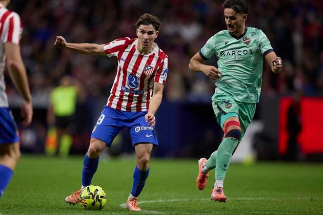 Julian Alvarez (Atletico de Madrid) controls the ball during the LaLiga EA Sports match between AtlÃ tico Madrid v Levante UD at Estadio Riyadh Air Metropolitano on November 8, 2025 in Madrid, Spain. (Photo by Manu Reino DeFodi Images) Julian Alvarez Atletico de Madrid controls the ball during the LaLiga EA Sports match between AtlÃ tico Madrid v Levante UD at Estadio Riyadh Air Metropolitano on November 8, 2025 in Madrid, Spain Photo by Manu Reino DeFodi Images