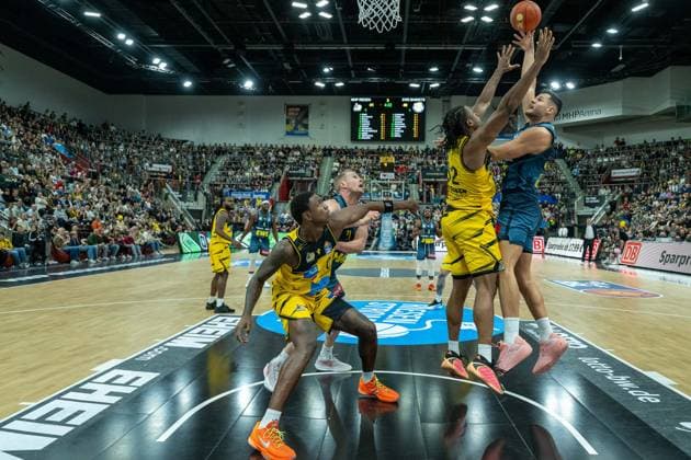 Filip Stanic (EWE Baskets Oldenburg, 65), Keeshawn Kellman (MHP RIESEN Ludwigsburg, 32), GER, MHP RIESEN Ludwigsburg vs. EWE Baskets Oldenburg, easycredit BBL, Basketball, Bundesliga, 7. Spieltag, Spielzeit 2025 2026, 08.11.2025, GER, MHP RIESEN Ludwigsburg vs. EWE Baskets Oldenburg, easycredit BBL, Basketball, Bundesliga, 7. Spieltag, Spielzeit 2025 2026, 08.11.2025 Ludwigsburg Copyright: xEibner-Pressefoto SaschaxWaltherx EP_EER