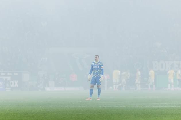 1. Fussball Bundesliga: Borussia Mönchengladbach - 1. FC Köln; 08.11.2025 Marvin Schwäbe (1. FC Köln, 1) steht im Nebel 1. Fussball Bundesliga, Borussia Mönchengladbach - 1. FC Köln, Mönchengladbach, BORUSSIA-PARK am 08.11.2025 DFL REGULATIONS PROHIBIT ANY USE OF PHOTOGRAPHS AS IMAGE SEQUENCES AND OR QUASI-VIDEO. Copyright: xBEAUTIFULxSPORTS Wunderlx