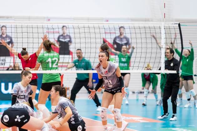 DVV-Pokal Achtelfinale Frauen: Schwarz-Weiss Erfurt vs. Schwarz-Weiss Erfurt vs. USC Münster; Erfurt; 08.11.2025 Isabel Kova?i? ( 11; Schwarz-Weiss Erfurt) und Mannschaft DVV-Pokal Achtelfinale Frauen: Schwarz-Weiss Erfurt vs. Schwarz-Weiss Erfurt vs. USC Münster; Riethsporthalle Erfurt; 08.11.2025 Copyright: xBEAUTIFULxSPORTS Duehringx