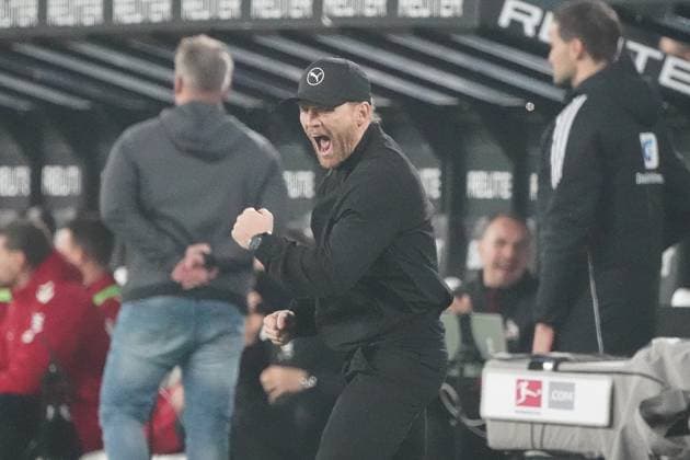 Fussball, 1.BL Saison 2025 2026 Borussia Mönchengladbach vs 1.FC Köln , 08.11.2025, Stadion im Borussia Park Mönchengladbach, Eugen Polanski Trainer Borussia Mönchengladbach ,jubelt Aktion, Einzelbild