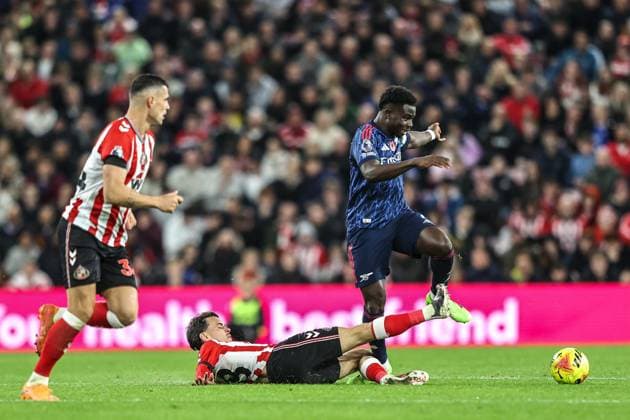 Premier League Sunderland v Arsenal Enzo Le FÃ e of Sunderland and Bukayo Saka of Arsenal battle for the ball during the Premier League match Sunderland vs Arsenal at Stadium Of Light, Sunderland, United Kingdom, 8th November 2025 (Photo by Alfie Cosgrove News Images) Sunderland Stadium Of Light Tyne and Wear United Kingdom Copyright: xAlfiexCosgrove NewsxImagesx
