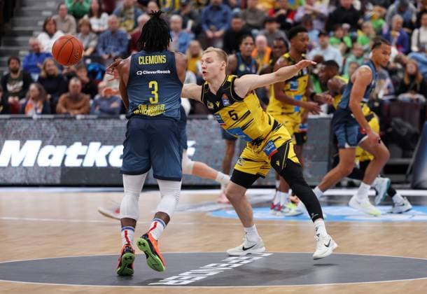 BAU 08.11.2025 Ludwigsburg Basketball MHP Riesen Ludwigsburg vs. EWE Baskets Oldenburg, v.l. Christopher Clemons (Oldenburg), Toms Skuja (LB)