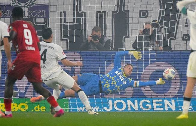 08.11.2025, xhbx, Fussball 1.Bundesliga, Borussia Moenchengladbach - 1.FC Köln v.l. Goal scored, Tor zum 2:0 Kevin Diks (Borussia Mönchengladbach), Marvin Schwäbe (1. FC Koeln) (DFL DFB REGULATIONS PROHIBIT ANY USE OF PHOTOGRAPHS as IMAGE SEQUENCES and or QUASI-VIDEO) Moenchengladbach