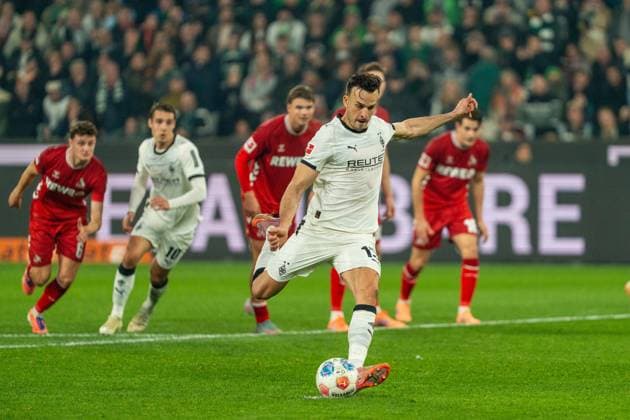 Elfmeterschuss durch Haris Tabakovic (Borussia Moenchengladbach, 15) VfL Borussia Moenchengladbach vs. 1. FC Koeln, Fussball, 1. Bundesliga, 10. Spieltag, Saison 2025 2026, 08.11.2025 DFL REGULATIONS PROHIBIT ANY USE OF PHOTOGRAPHS AS IMAGE SEQUENCES AND OR QUASI-VIDEO VfL Borussia Moenchengladbach vs. 1. FC Koeln, Fussball, 1. Bundesliga, 10. Spieltag, Saison 2025 2026, 08.11.2025 Moenchengladbach Copyright: xEibner-Pressefoto J.xDerondeaux EP_JDU