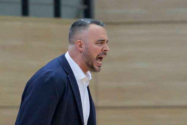 Timur Topal (Lions, Head Coach), Syntainics MBC vs. GiroLive Panthers Osnabrueck, Basketball, Damen, Bundesliga, Saison 2025 26, 7. Spieltag, 08.11.2025. Halle SWH Arena Sachsen-Anhalt Deutschland