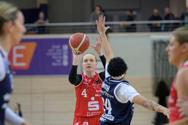 Stina Almqvist (Panthers, 4), Liz Smith (Lions, 24), Syntainics MBC vs. GiroLive Panthers Osnabrueck, Basketball, Damen, Bundesliga, Saison 2025 26, 7. Spieltag, 08.11.2025. Halle SWH Arena Sachsen-Anhalt Deutschland