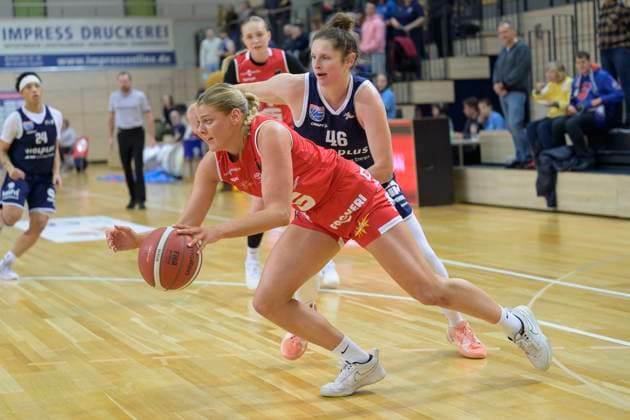 Kennedy Dickie (Panthers, 1), Romy Baer (Lions, 46), Syntainics MBC vs. GiroLive Panthers Osnabrueck, Basketball, Damen, Bundesliga, Saison 2025 26, 7. Spieltag, 08.11.2025. Halle SWH Arena Sachsen-Anhalt Deutschland