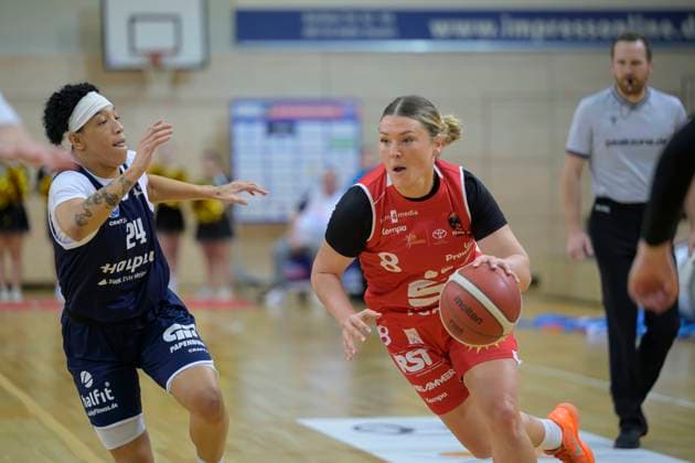 Liz Smith (Lions, 24), Kristen Spolyar (Panthers, 8), Syntainics MBC vs. GiroLive Panthers Osnabrueck, Basketball, Damen, Bundesliga, Saison 2025 26, 7. Spieltag, 08.11.2025. Halle SWH Arena Sachsen-Anhalt Deutschland