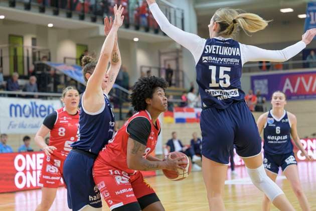 Romy Baer (Lions, 46), Brianna Rollerson (Osnabrueck, 18), Sona Svetlikova (Lions, 15), Syntainics MBC vs. GiroLive Panthers Osnabrueck, Basketball, Damen, Bundesliga, Saison 2025 26, 7. Spieltag, 08.11.2025. Halle SWH Arena Sachsen-Anhalt Deutschland