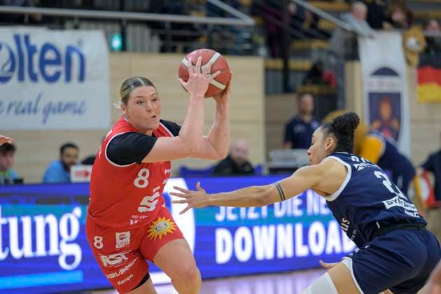 Kristen Spolyar (Panthers, 8), Rachel Arthur (Lions, 21), Syntainics MBC vs. GiroLive Panthers Osnabrueck, Basketball, Damen, Bundesliga, Saison 2025 26, 7. Spieltag, 08.11.2025. Halle SWH Arena Sachsen-Anhalt Deutschland