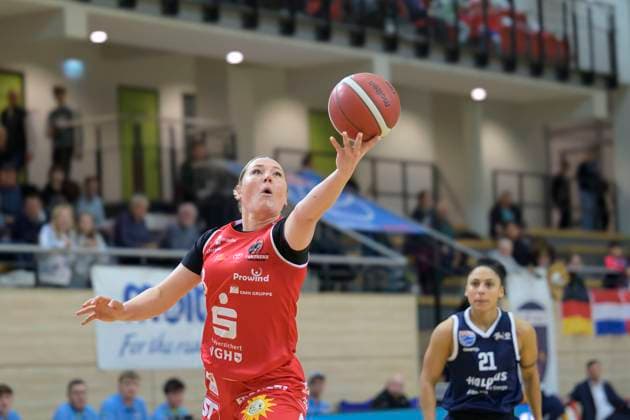 Kristen Spolyar (Panthers, 8), Rachel Arthur (Lions, 21), Syntainics MBC vs. GiroLive Panthers Osnabrueck, Basketball, Damen, Bundesliga, Saison 2025 26, 7. Spieltag, 08.11.2025. Halle SWH Arena Sachsen-Anhalt Deutschland