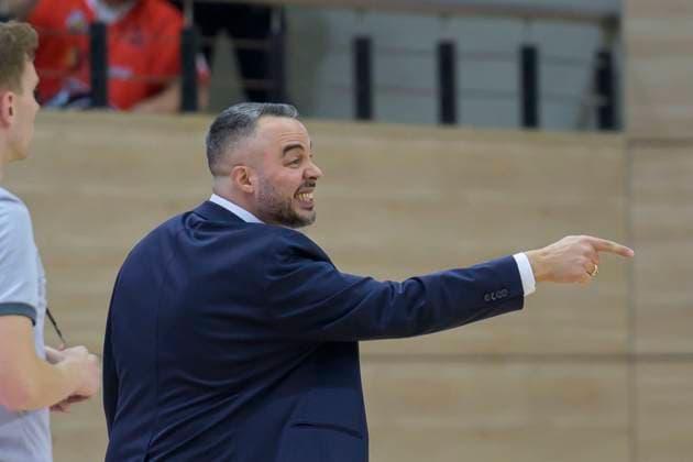 Timur Topal (Lions, Head Coach), Syntainics MBC vs. GiroLive Panthers Osnabrueck, Basketball, Damen, Bundesliga, Saison 2025 26, 7. Spieltag, 08.11.2025. Halle SWH Arena Sachsen-Anhalt Deutschland