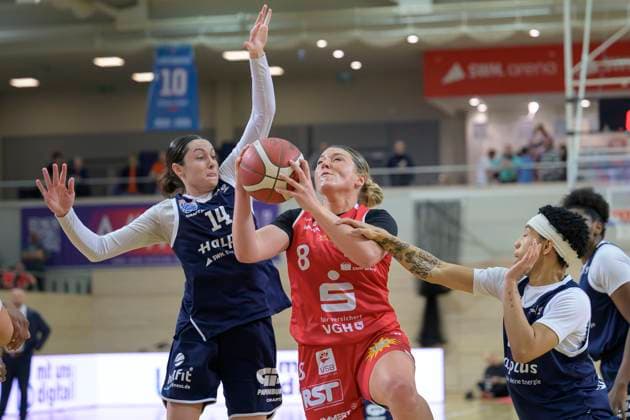 Katelyn Shumate (Lions, 14), Kristen Spolyar (Panthers, 8), Liz Smith (Lions, 24), Syntainics MBC vs. GiroLive Panthers Osnabrueck, Basketball, Damen, Bundesliga, Saison 2025 26, 7. Spieltag, 08.11.2025. Halle SWH Arena Sachsen-Anhalt Deutschland