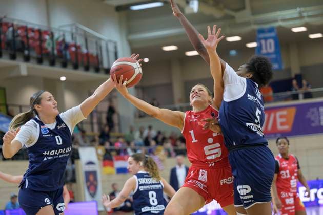 Alexia Allesch (Lions, 0), Kennedy Dickie (Panthers, 1), Khalis Cain (Lions, 5), Syntainics MBC vs. GiroLive Panthers Osnabrueck, Basketball, Damen, Bundesliga, Saison 2025 26, 7. Spieltag, 08.11.2025. Halle SWH Arena Sachsen-Anhalt Deutschland