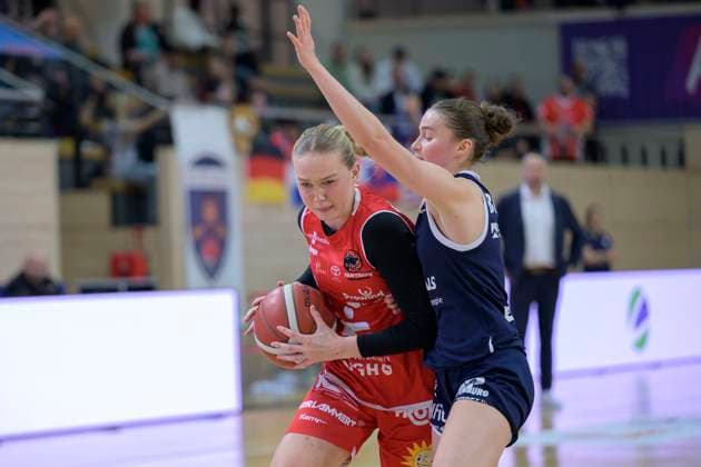 Stina Almqvist (Panthers, 4), Nicole Brochlitz (Lions, 6), Syntainics MBC vs. GiroLive Panthers Osnabrueck, Basketball, Damen, Bundesliga, Saison 2025 26, 7. Spieltag, 08.11.2025. Halle SWH Arena Sachsen-Anhalt Deutschland