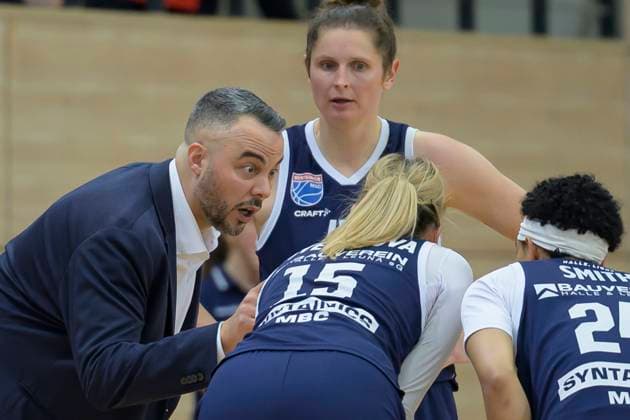 Timur Topal (Lions, Head Coach), Romy Baer (Lions, 46), Sona Svetlikova (Lions, 15), Liz Smith (Lions, 24), Auszeit, Syntainics MBC vs. GiroLive Panthers Osnabrueck, Basketball, Damen, Bundesliga, Saison 2025 26, 7. Spieltag, 08.11.2025. Halle SWH Arena Sachsen-Anhalt Deutschland