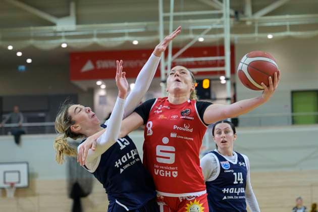 Sona Svetlikova (Lions, 15), Kristen Spolyar (Panthers, 8), Katelyn Shumate (Lions, 14), Syntainics MBC vs. GiroLive Panthers Osnabrueck, Basketball, Damen, Bundesliga, Saison 2025 26, 7. Spieltag, 08.11.2025. Halle SWH Arena Sachsen-Anhalt Deutschland