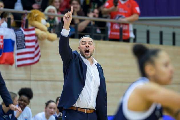 Timur Topal (Lions, Head Coach), Syntainics MBC vs. GiroLive Panthers Osnabrueck, Basketball, Damen, Bundesliga, Saison 2025 26, 7. Spieltag, 08.11.2025. Halle SWH Arena Sachsen-Anhalt Deutschland