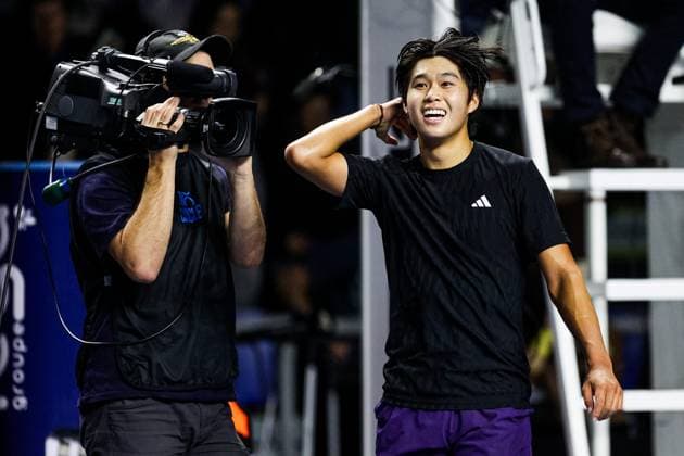 Moselle Open : tournoi de tennis, à Metz PHOTOPQR LE REPUBLICAIN LORRAIN Hugo AZMANI ; Metz ; 08 11 2025 ; Moselle Open : 22e édition du tournoi de tennis, aux Arènes, à Metz; Learner Tien (USA) remporte le tournoi, lors de son match en Finale contre Cameron Norrie Metz Moselle Lorraine France  Copyright: xPHOTOPQR LExREPUBLICAINxLORRAIN xHugoxAZMANIx 20251108RBL6519 20251108RBL6519