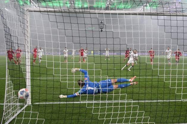Kevin Diks (Borussia Moenchengladbach) verwandelt den Handelfmeter zum 2:0, Torwart Marvin Schwäbe (1.FC Koeln) kommt nicht an den Ball 08.11.2025, Fussball 1. Bundesliga, Saison 2025 2026, 10. Spieltag, Borussia Mönchengladbach - 1. FC Köln DFL regulations prohibit any use of photographs as image sequences and or quasi-video Moenchengladbach Borussia Park Nordrhein Westfalen Deutschland