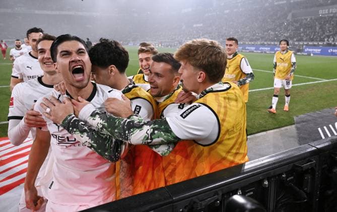 Jubel 2:0, Kevin Diks (Borussia Moenchengladbach), li., wird gefeiert 08.11.2025, Fussball 1. Bundesliga, Saison 2025 2026, 10. Spieltag, Borussia Mönchengladbach - 1. FC Köln DFL regulations prohibit any use of photographs as image sequences and or quasi-video Moenchengladbach Borussia Park Nordrhein Westfalen Deutschland