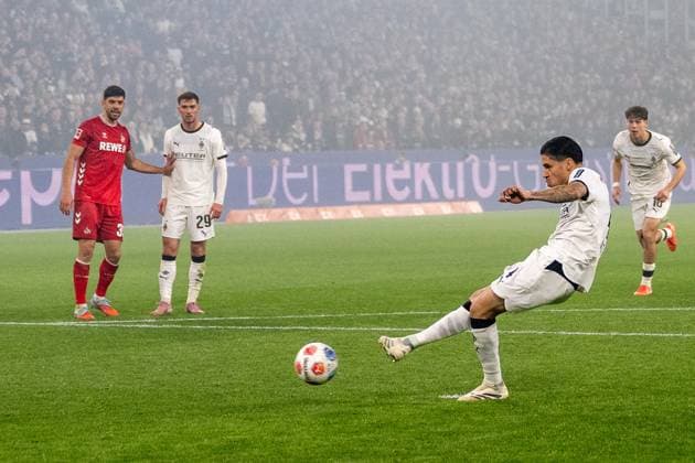 08.11.2025, Fussball: 1. Bundesliga, Saison 2025 2026, 10. Spieltag, Borussia Moenchengladbach - 1. FC Koeln im Borussia-Park in Moenchengladbach. Kevin Diks (Borussia Moenchengladbach, 04) erzielt das Tor zum 2:0. Wichtiger Hinweis: Gemaess den Vorgaben der DFL Deutsche Fussball Liga bzw. des DFB Deutscher Fussball-Bund ist es untersagt, in dem Stadion und oder vom Spiel angefertigte Fotoaufnahmen in Form von Sequenzbildern und oder videoaehnlichen Fotostrecken zu verwerten bzw. verwerten zu lassen. Foto: Kirchner-Media Thomas Haesler Copyright: xKirchner-Media ThomasxHaeslerx
